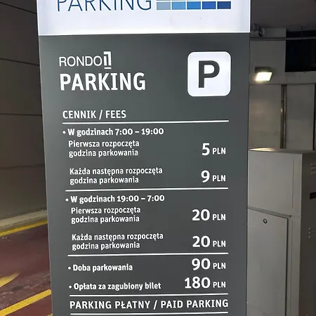 Apartincentrum7 Parking Daire Varşova