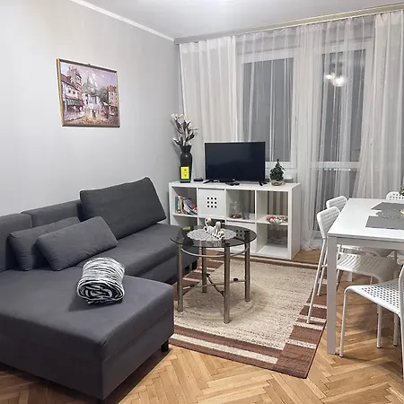 Apartincentrum7 Parking Daire Varşova